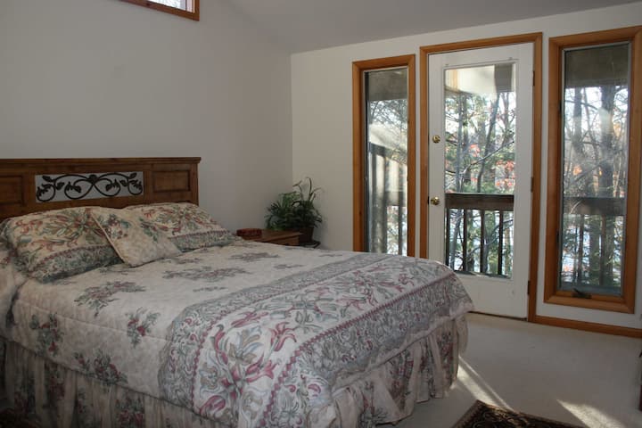 Hlavná spálňa s terasou na 2. poschodí