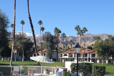 Perfect Location Room "Private Bath" Pool Jacuzzi