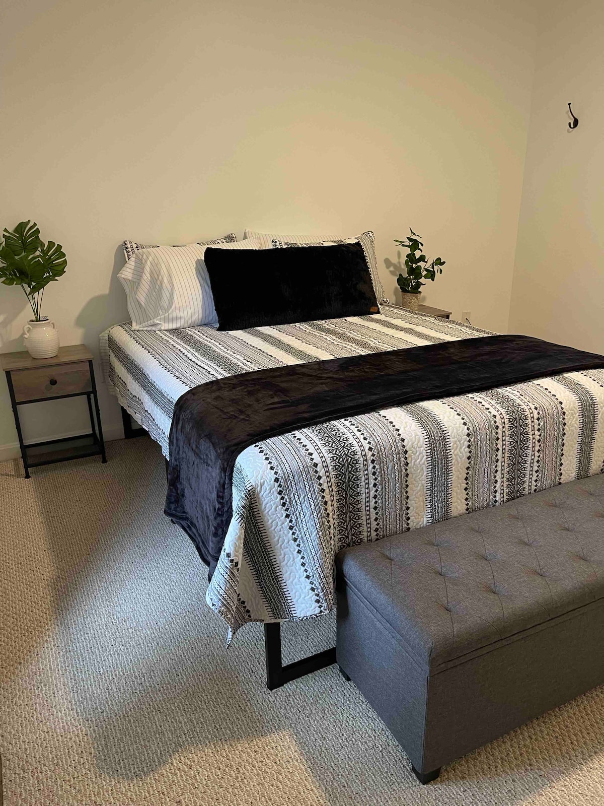 Spálňa: Manželská posteľ so šatníkom. 