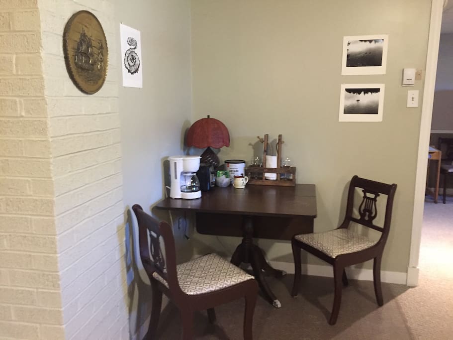 Table/coffeemaker/toaster