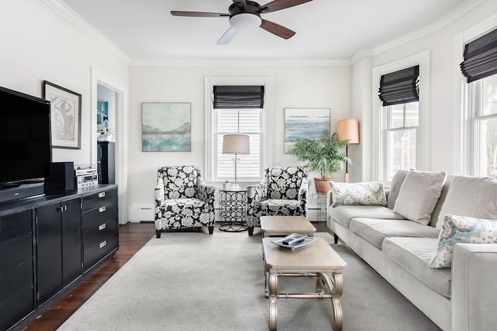 Classic Newport Cottage Steps off Thames Street