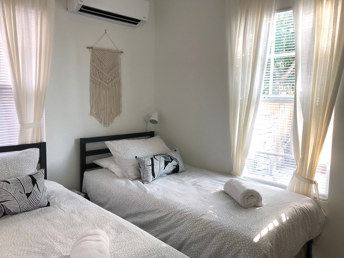 Spálňa 2 - dve dvojlôžka oddelené alebo sa dajú ťahať k sebe