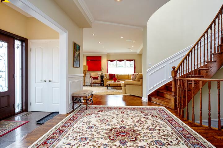 Luxury Home in Prestigious Area gallery image 3