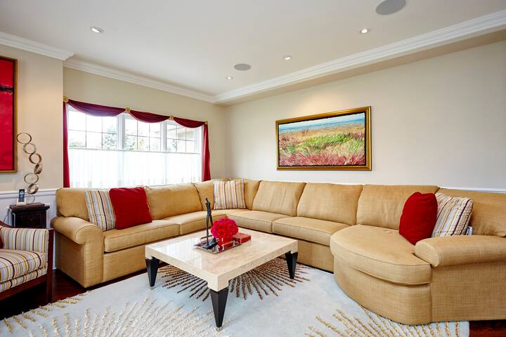 Luxury Home in Prestigious Area gallery image 2