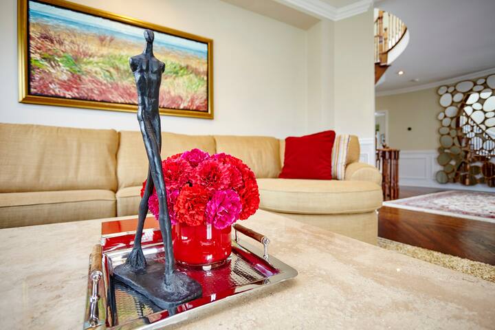 Luxury Home in Prestigious Area gallery image 5