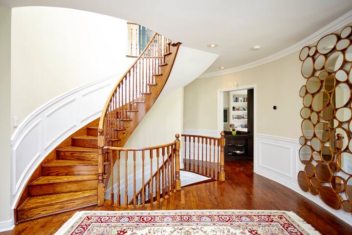 Luxury Home in Prestigious Area gallery image 4