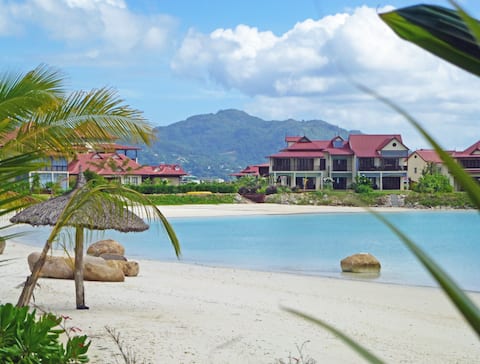 EDEN ISLAND - at the beach with private access