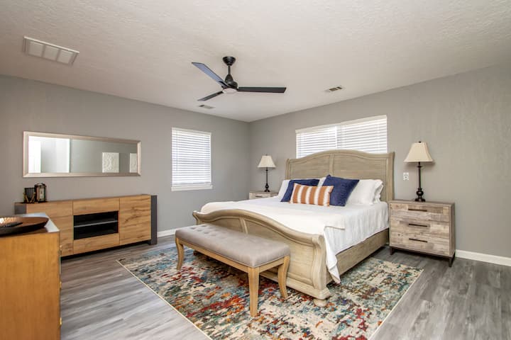 Dormitorio principal en la planta baja con cama tamaño king.