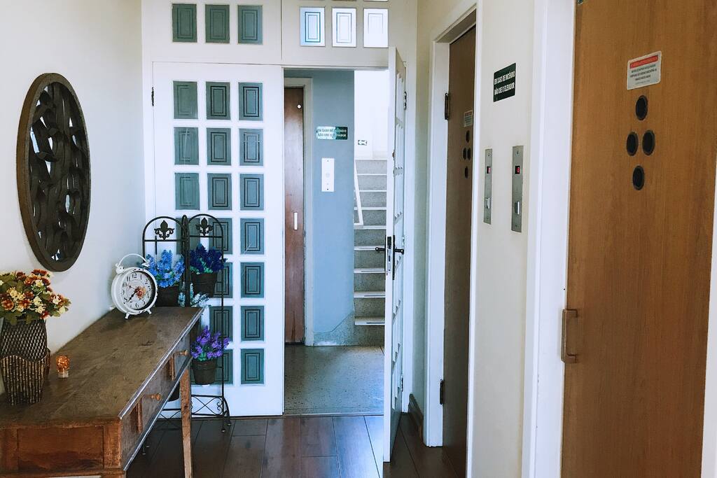 Hall de entrada. Temos 3 elevadores: 2 de sociais e um de serviço.