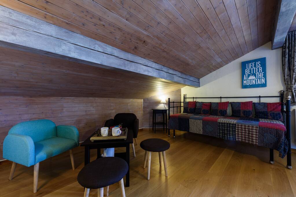 Les Marm'hôtes, chambres d'hôtes en Savoie avec vue sur la Plagne et la vallée de la Tarentaise. Petit coin salon