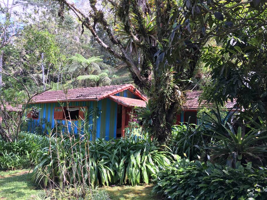 Bangalô de 2 quartos, com três camas de solteiro cada. Para alugá-lo em separado, fazer nova pesquisa por Bangalô da Serra, em Bocaina de Minas.