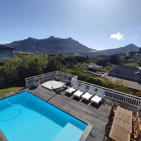 Spacious family home, Houtbay gallery image 3