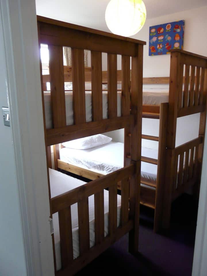 Habitación con 2 juegos de literas (espacio para 4 personas).  Ubicado en el piso medio.