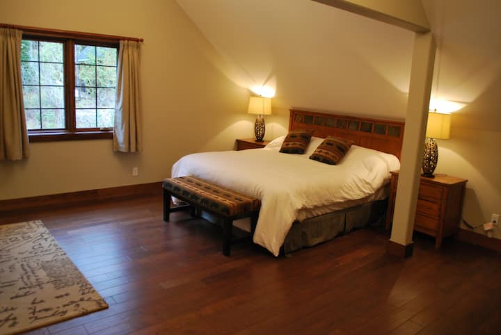 Chumba kikuu cha kulala (kilicho na bafu la chumbani)