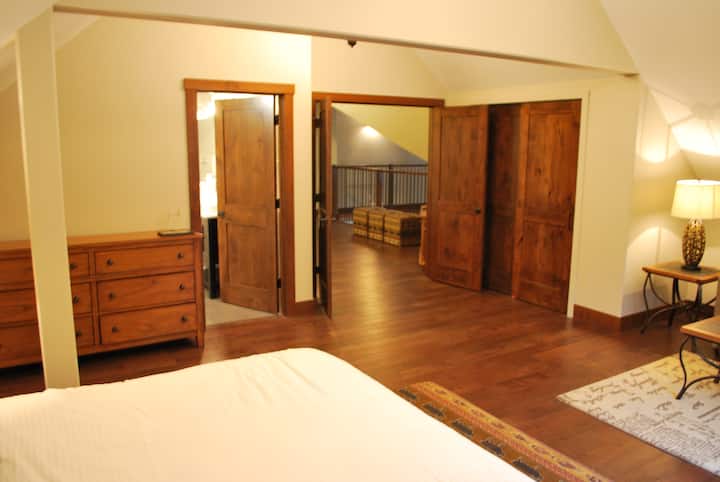 Chumba kikuu cha kulala (kilicho na bafu la chumbani)