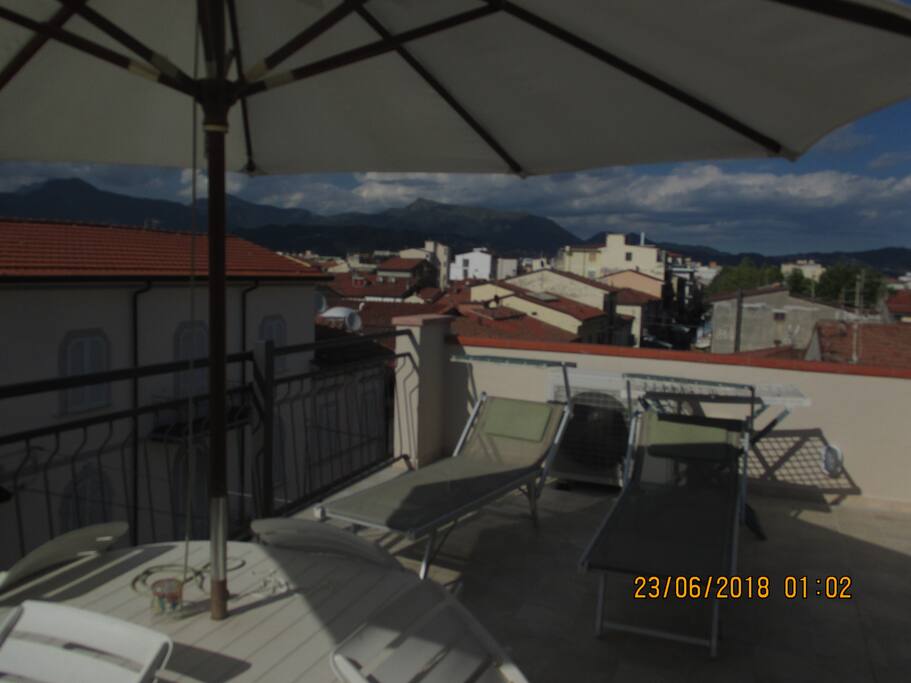 Solarium con ombrellone e lettini