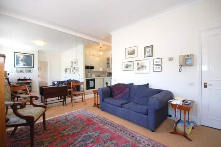 Charming One-bedroom Apartment In South Kensington - Chelsea, Londra