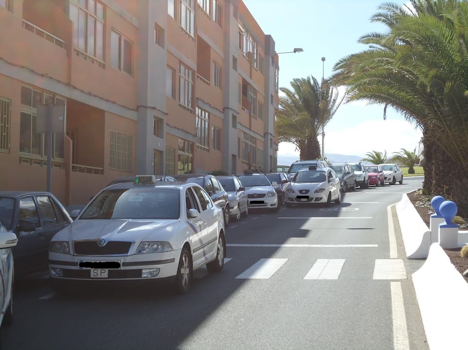 PARADA DE TAXI Y BUS CERCA.