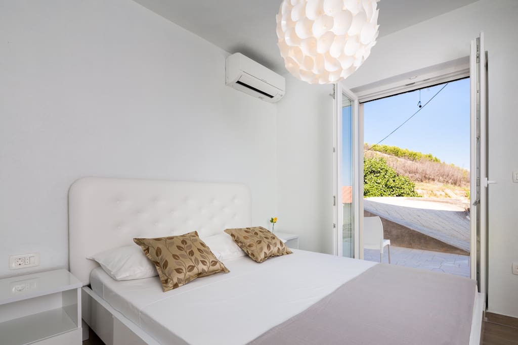 Apartment 3
Queen size bed with terrace access. Views to the Adriatic Sea