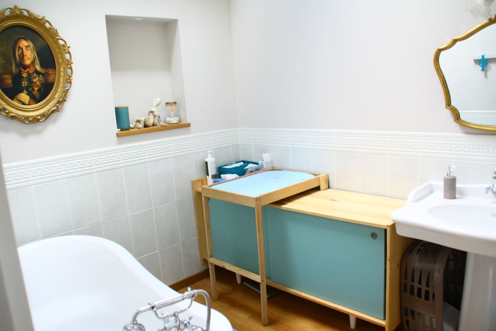 salle de bain avec baignoire (et table à langer)