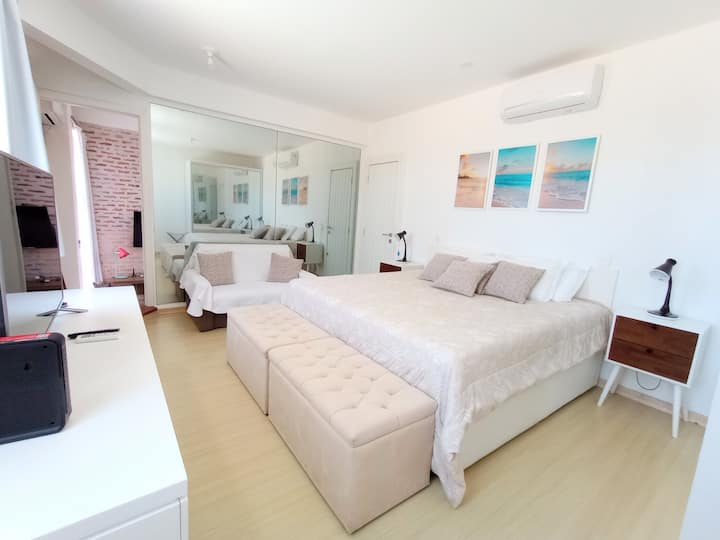 Kitanda cha ukubwa wa King, Godoro la Ortobom nusu-orthopedic. Karibu nayo ni kitanda kidogo cha sofa mbili 