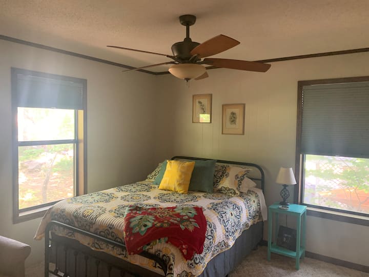 חדר שינה זוגי.