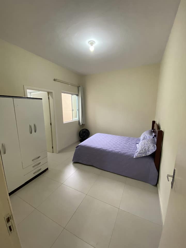 Suite 3: Doppelbett, modularer Kleiderschrank. Bodenventilator.