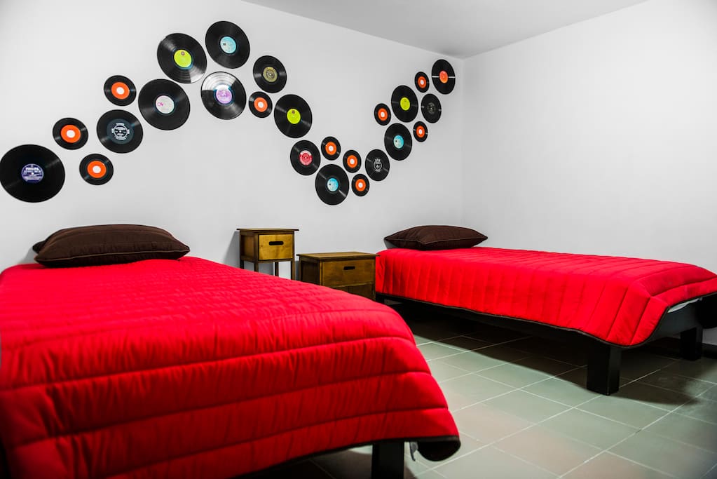 Cuarto 2, adaptado para recibir a 2 persona en 2 camas individuales , si vienes en pareja podemos configurarlo en una cama Queen Size para tu mayor comodidad