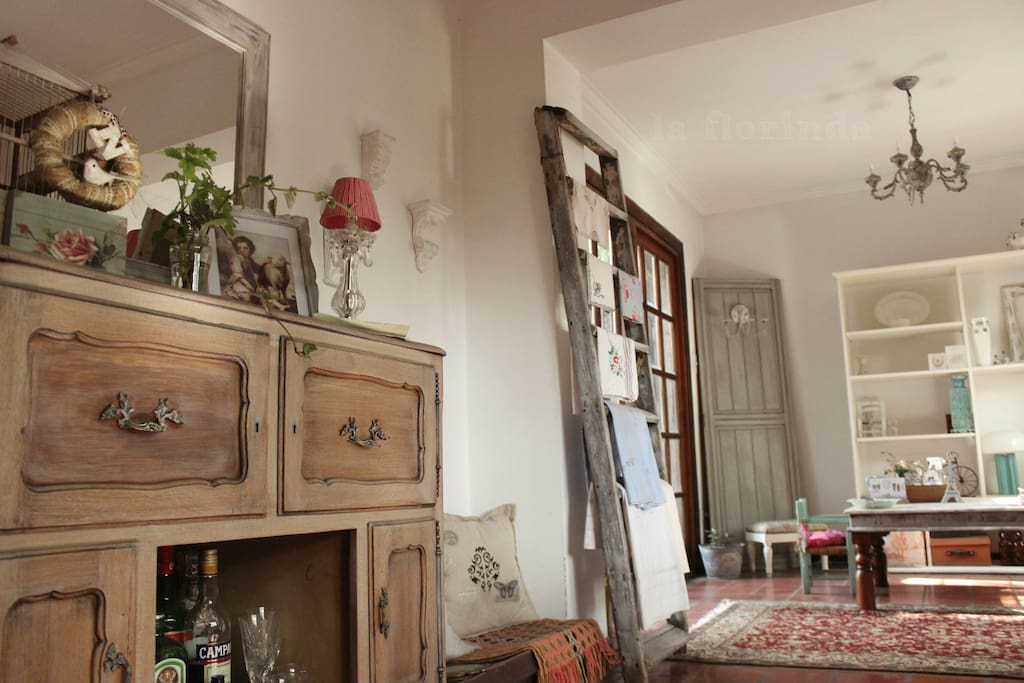 El living, un espacio para descansar con vista al patio.