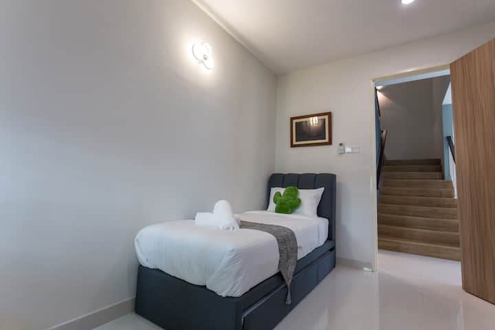 一楼客房配备1张单人床和1张带空调的拉出式床