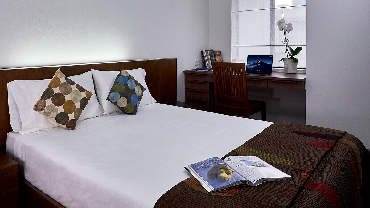 Dormitorio 2, con armarios, escritorio y un pequeño balcón.