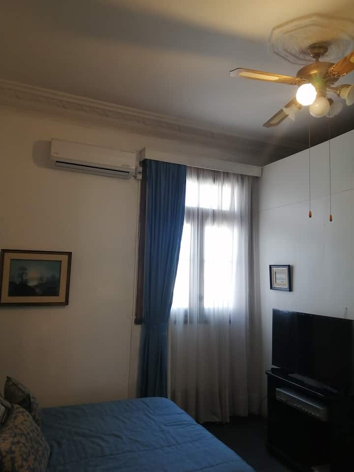 Súčasť hlavnej spálne s klimatizáciou, stropným ventilátorom a 40-palcovým inteligentným televízorom