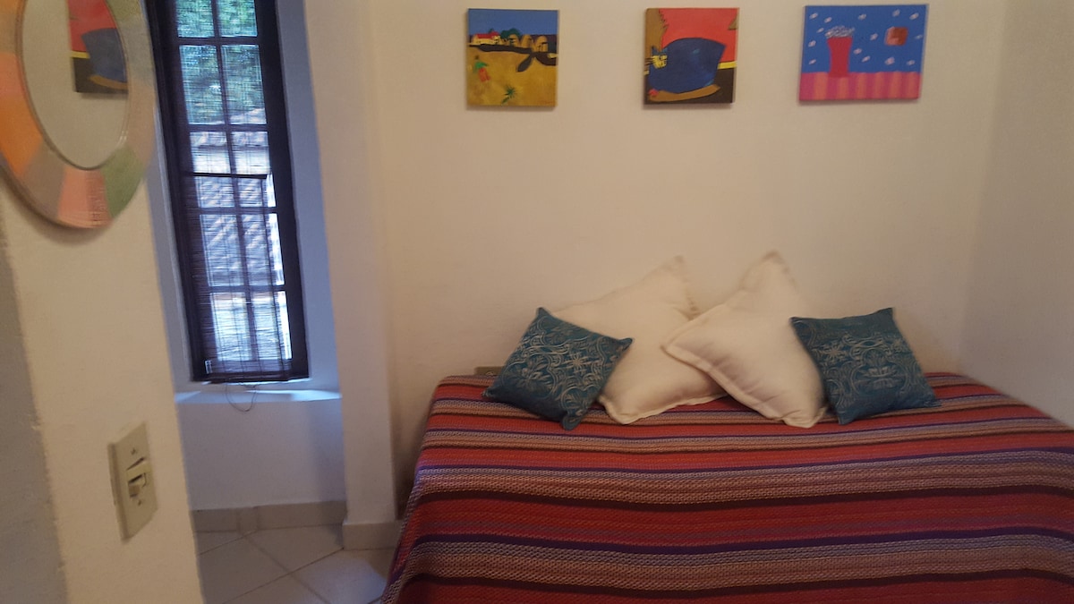 ห้องนอนชั้นล่างพร้อมเตียงคู่ 