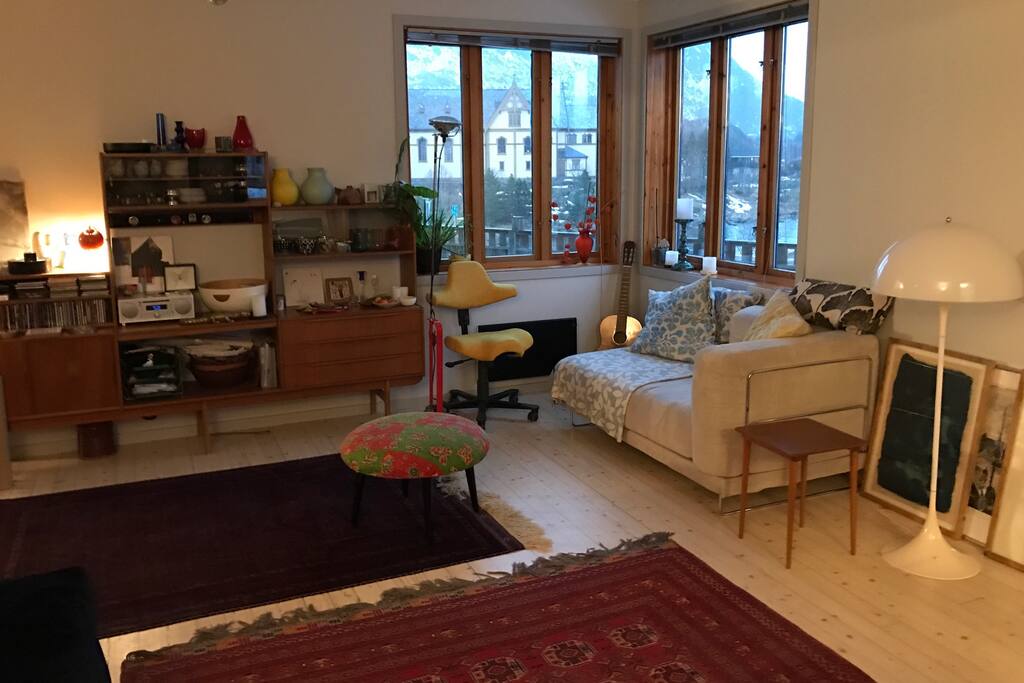 Livingroom, with a view of the ocean, the mountains and Lofotkatedralen (church).