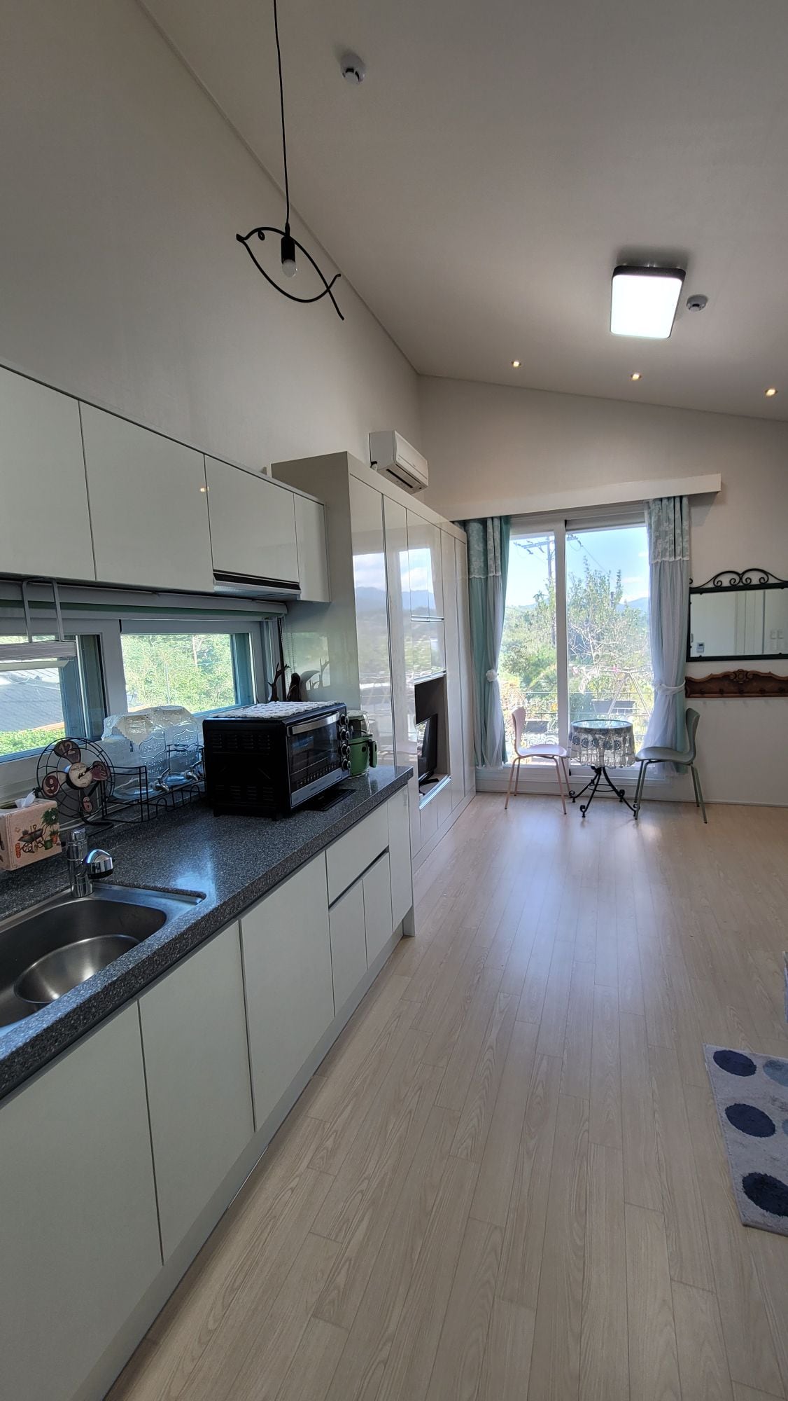 这是您将使用的私人住宅的图片。这是一个约6米* 3.8米的单间公寓， 4分钟的成年人有点狭窄。我们推荐2名成人/2名儿童入住。