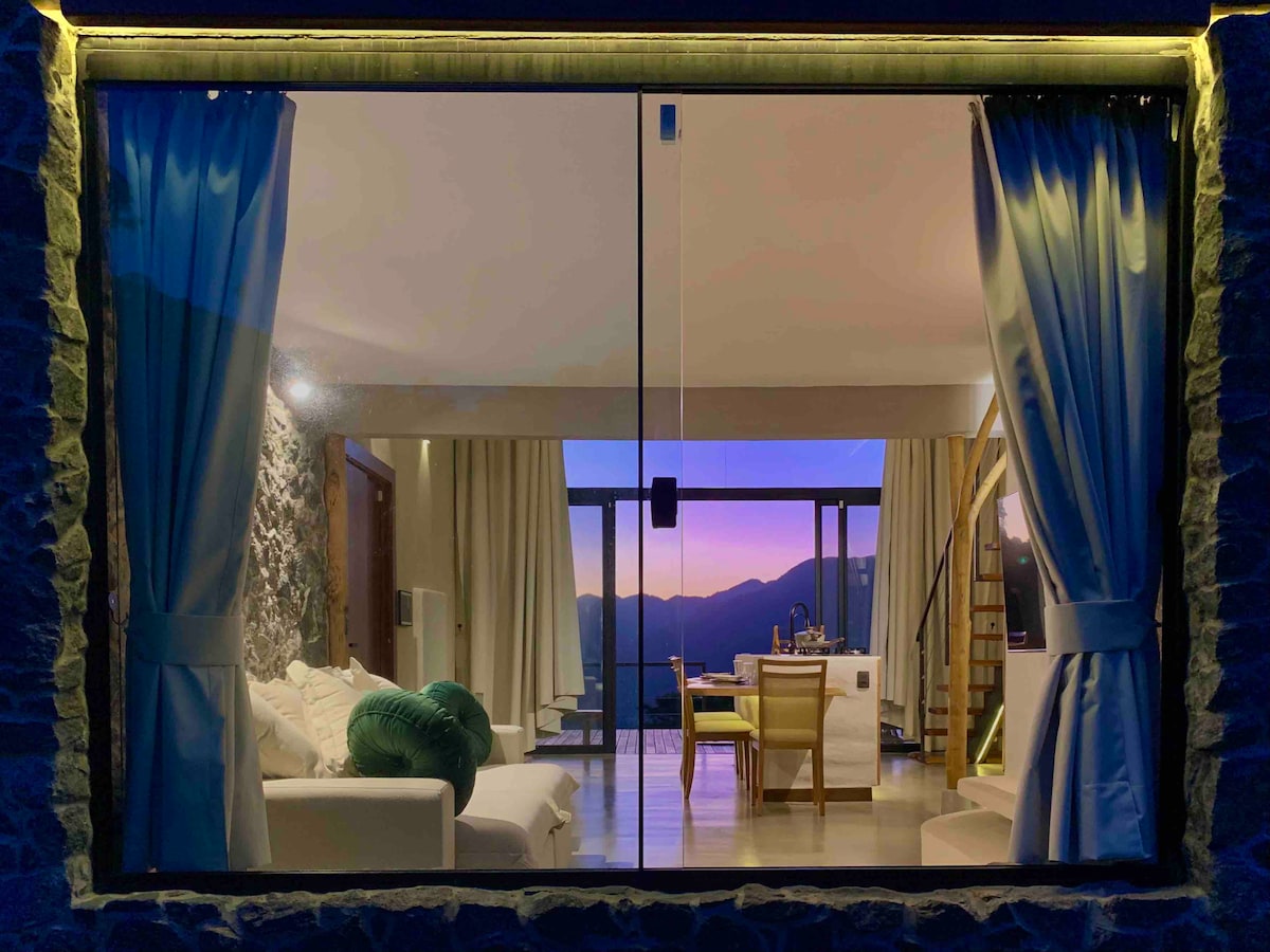 Dhoma e ndenjes është shumë e rehatshme.
- Divan Krevat dhe hap dy zinxhirët.
- Samsung 50'' Smart TV me aplikacione për të hyrë në YouTube, Netflix, ndër të tjera, duke përdorur internetin Starlink.
- Perdet e errëta.
qarku - Kontrolli i zërit (Alexa).