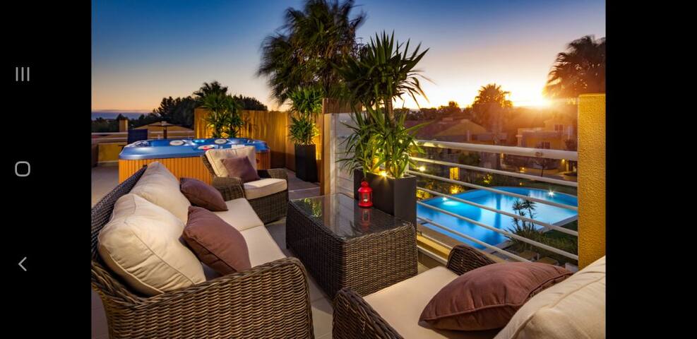 Penthouse Duplex Rooftop Jacuzzi 4 Room 6 bed 8ppl gallery image 2