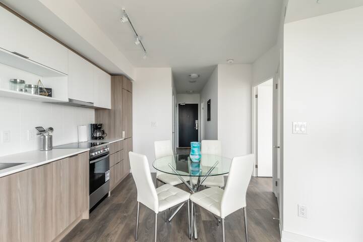 2bdrm+2 bth~Stunning View/Gym/Netflix/Pet Friendly gallery image 2