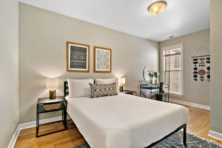 Druhá spálňa v blízkosti jedálne, veľké priestranné so stolom