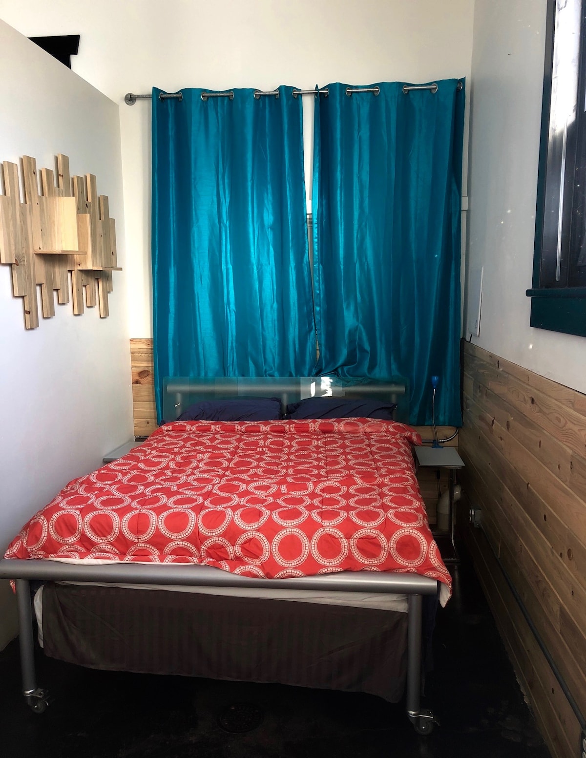 ห้องนอนชั้นล่างเตียงควีนไซส์