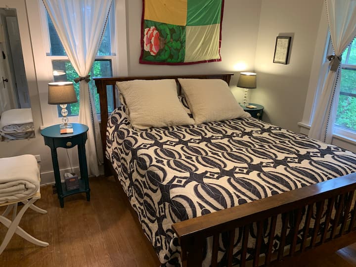 ห้อง Ravine อยู่ที่ชั้น 1 มีเตียงควีนไซส์เครื่องปรับอากาศหน้าต่างพัดลมเพดานตู้เสื้อผ้าตู้เสื้อผ้าและทีวีจอแบนที่เปิดใช้งานอินเทอร์เน็ต