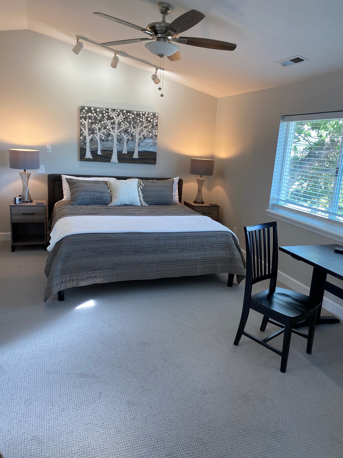 Просторен кинг суит на горния етаж