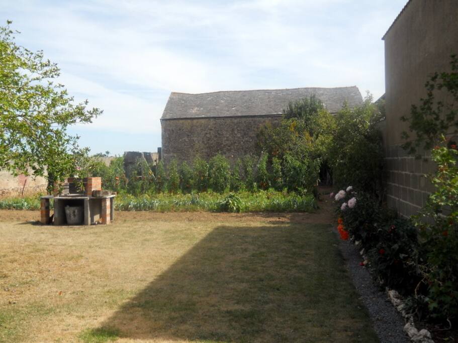 Garden includes a barbeque