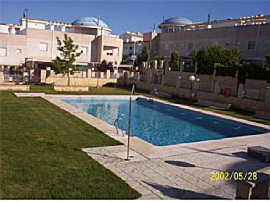 Piscina con gran jardín