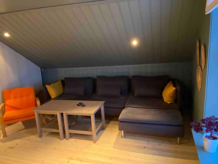 Tazama watoto wakicheza au filamu nzuri
Ghorofa ya pili