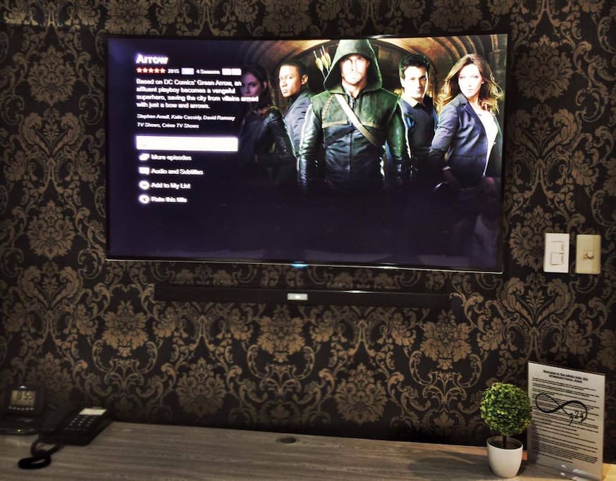 Massive 55 inch curved Samsung TV. Complete with Smart TV and HD Cignal Cable.