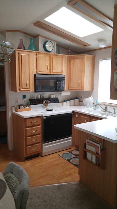Full size kitchen, fridge/freezer