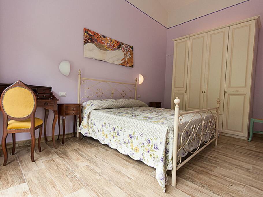queen bedroom
