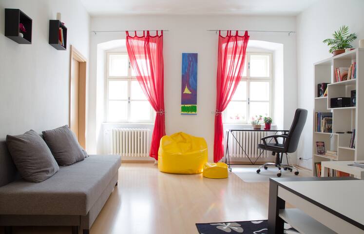 ☆ Nice 2 separate BD apt just below the Castle