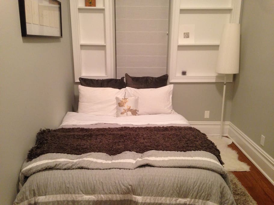 Cozy second bedroom.